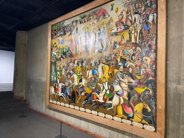 مرد قدم می زند، زن ایستاده و ماهی نارنجی در بالای حوض شنا می کند!