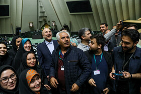 حضور محمد باقر قالیباف در جمع خبرنگاران در حاشیه صحن علنی مجلس - ۱۶ اسفند