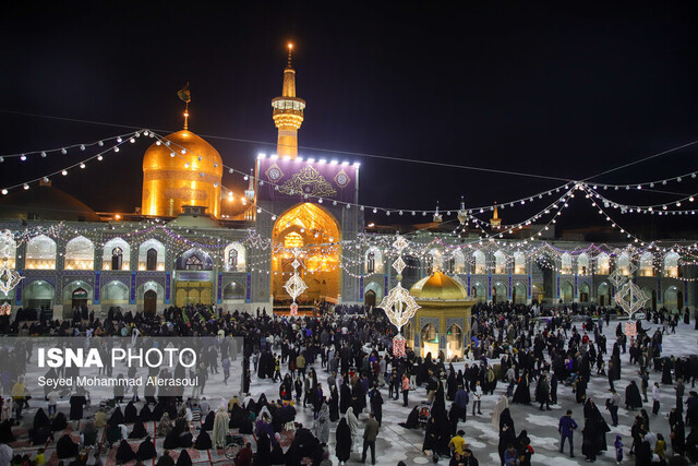 اجراء نمایش‌های خیابانی با موضوع «زیارت، خانواده و همدلی» در جوار حرم رضوی