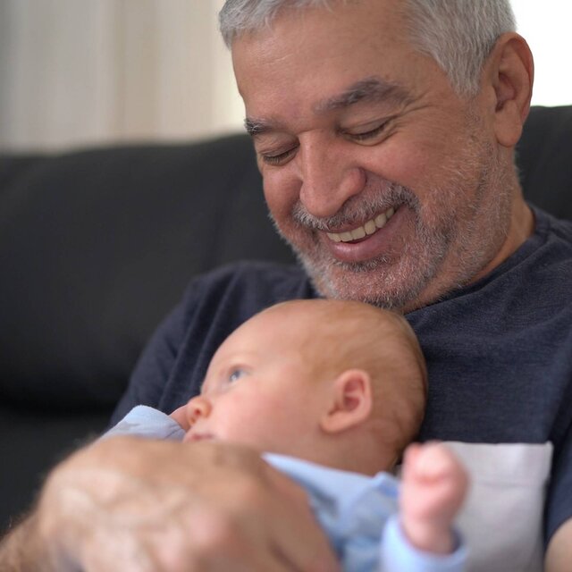 پدر یا مادر؛ کدام یک مسئول جهشهای ژنتیکی فرزند هستند؟