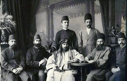 سید جمالالدین اسدآبادی وسط نشسته در کنار محمدحسین امینالضرب چرا سید جمالالدین خود را افغان خواند؟