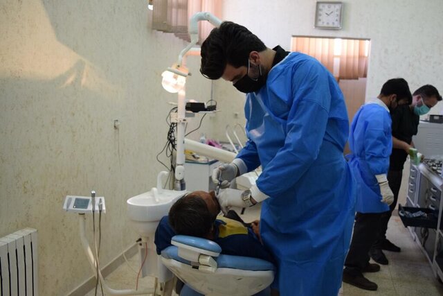 گروه جهادی دندانپزشکی به محلات حاشیه‌نشین کرمانشاه می‌آید