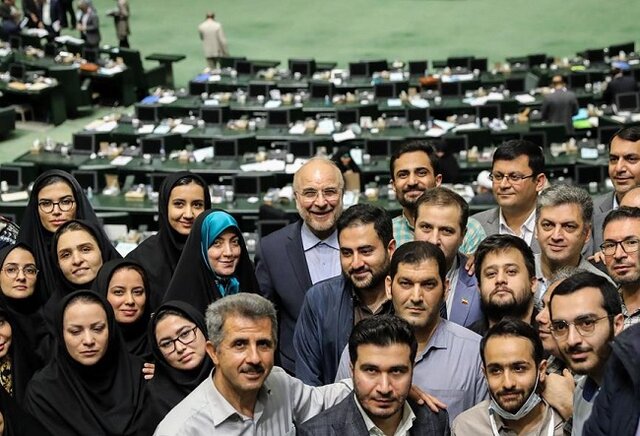 عکس: آرشیو عکس یادگاری قالیباف با خبرنگاران پس از پایان رسیدگی به بودجه ۱۴۰۲