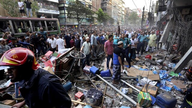 عکس: آسوشیتدپرس انفجار در پایتخت بنگلادش/ ۱۵ تن کشته و بیش از ۱۴۰ تن زخمی شدند