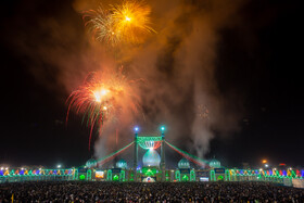 در شب نیمه شعبان، زائران و مجاوران در شهر قم رفته تا در مراسم جشن میلاد مهدی موعود(عج) شرکت کردند.