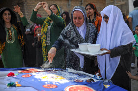 عروسی ترکمنی بستگان عروس روی کُجاوه عروس (ماشینی که روی آن با پارچهای به اسم یِلن پوشیده شده است) آرد میپاشند. (در فرهنگ اقوام ترکمن رنگ سفید نماد خوشبختی است)