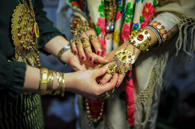 عروسی ترکمنی طلاهایی که خانواده داماد به عنوان کادو برای عروس آوردهاند را تقدیمش میکنند. به این رسم در فرهنگ ترکمن «قودا بولما» میگویند.