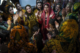 عروسی ترکمنی بستگان عروس و داماد در حال خواندن اشعاری در وصف عروس و داماد هستند که به زبان ترکمنی به آن «قوشغی» میگویند.