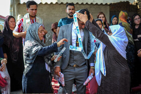 عروسی ترکمنی مادر عروس به پیشواز داماد میآید و هدایای خود را تقدیمش میکند.