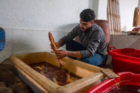 ماهی‌ها برای مدتی در آب و نمک قرار داده می‌شوند