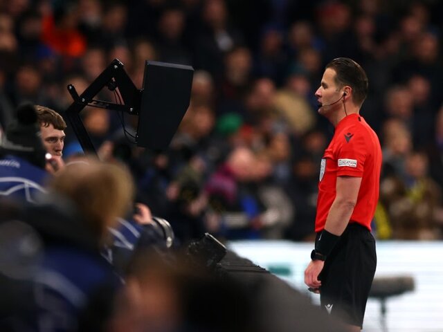 حمله بازیکن دورتموند به داور بازی چلسی