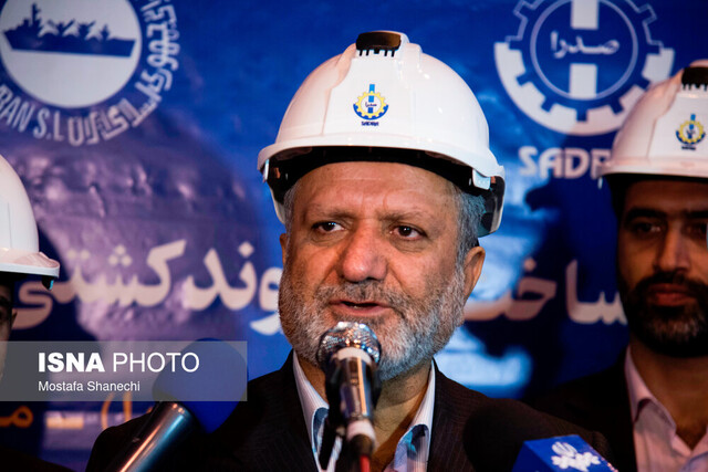 عکس آرشیوی است. پاداش وزیر کار به کارگران معدن هشونی کوهبنان