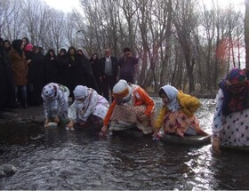 در این آیین آب را با قیچی می‌برند!