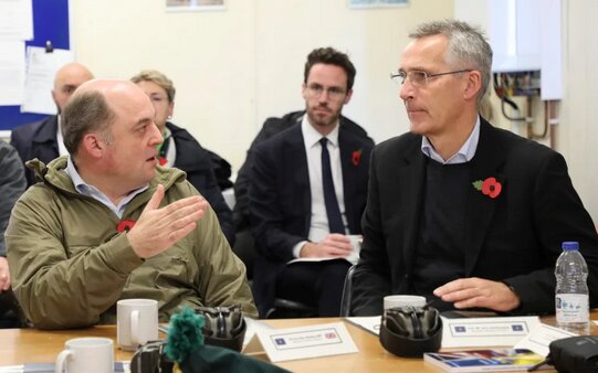 ار راست: استولتنبرگ و بن والاس بحران بودجه نظامی انگلیس، خطری برای دبیرکلی احتمالی بن والاس در ناتو