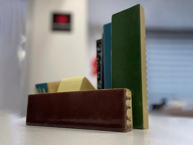 نمونه آجر لعابی (لعابدار) در رنگ های قهوه ای، سبز، فیروزه ای و مشکی خالدار در ابعاد مختلف