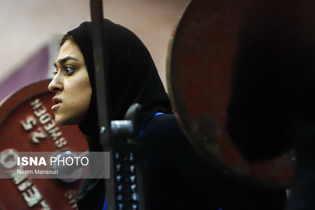 ۶۴ بانوی پاورلیفتر در تفت به میدان رفتند/تأکید بر تقویت مسیر قهرمانی زنان یزدی