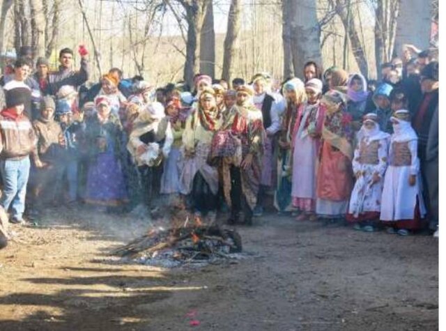 در این آیین آب را با قیچی میبرند!