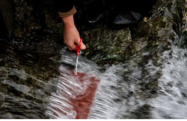 در این آیین آب را با قیچی میبرند!