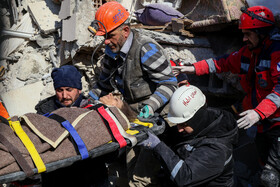 بامداد دوشنبه، ۱۷ بهمن ۱۴۰۱ زلزله هولناکی به قدرت ۷/۸ ریشتر جنوب ترکیه و شمال سوریه را لرزاند که در مجموع ۵ هزار و ۹۵۱ نفر در سراسر سوریه و ۴۴ هزار و ۳۷۴ نفر در ترکیه کشته شدند. براساس آمار، تعداد کل قربانیان این فاجعه در هر دو کشور به بیش از۵۰ هزار و ۳۲۵ نفر رسید. در این زلزله مهیب بسیاری از مردم شهرهای زلزله‌زده سوریه و ترکیه بی‌خانمان شدند. تا چند روز بعد از وقوع زلزله، امدادگران در ترکیه چندین نفر را از زیر آوار نجات دادند.