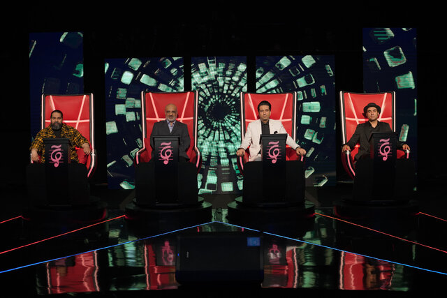 مسابقه خوانندگی با اجرای علی اوجی و داوری محمد اصفهانی و رضا صادقی