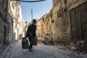 به دلیل سهمیه‌بندی گاز در مناطق مسکونی شهر حلب، مردم مجبور به حمل کپسول گاز برای تهیه گاز هستند. از سوی دیگر کپسول‌ها نیز سهمیه‌ای بین مردم توزیع می‌شود و اگر کسی قصد تهیه آن را به صورت آزاد داشته باشد، باید هزینه گزافی شامل بخش زیادی از حقوق ماهیانه خود را بپردازد. 