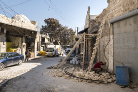 یکی از خانه‌های نیمه تخریب شده حلب که مالک در حال بازسازی آن است