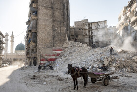 از معدود ویرانه‌های باقی مانده از زلزلۀ شهر حلب که نوجوانان منطقه در حال جمع‌آوری آهن‌های آوار شده از خانه‌های تخریب شده در این منطقه هستند.