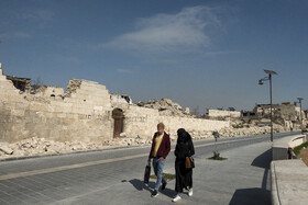 پرسه در شهر؛ ویرانه‌های باقی مانده از جنگ در نزدیکی خندق قلعه باستانی حلب