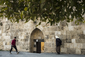 این بنا مسجدی کوچک است با قدمتی حدود 700 سال که در نبش خیابانی کم‌تردد قرار گرفته است. این نوع از بناهای تاریخی در شهر حلب آن‌قدر زیاد هستند که سر هر کوچه و خیابان می‌توان بنایی با قدمت‌های تاریخی مختلف را به چشم دید.
