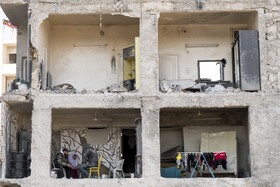 یک خانواده در خانه‌ای نیمه مخروبه در منطقه‌ای قدیمی از حلب زندگی می‌کند. بخشی از این خانه بعد از زلزله 7.8 ریشتری سوریه و ترکیه که در بهمن 1401 در این دو منطقه رخ داد، تخریب شد.