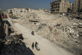 ویرانه‌های باقی مانده از جنگ حلب که چندین خانواده در این ویرانه‌ها در حال زندگی هستند، به گفته مردم بومی، این منطقه از نعمت گاز محروم است و برق نیز به صورت سهمیه‌بندی به خانه‌ها داده می‌شود.