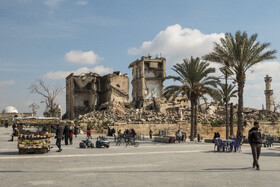 «سرای حلب» یکی از ساختمان‌های دولتی شهر بود که بعد از جنگ به یک ویرانه تبدیل شد. این ساختمان در محدوده قلعه باستانی حلب قرار دارد. با وجود مخروبه بودن این فضاها، مردم هنوز از محوطه آن‌ها به عنوان یک فضای عمومی شهری استفاده می‌کنند.