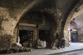 یکی از بازارهای قدیمی حلب، به نظر می‌رسد مشاغل سنتی مردم بومی حلب در این منطقه هنوز فعال است.