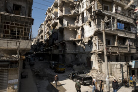 ویرانه‌های باقی مانده از جنگ حلب که هنوز مردم در این ویرانه‌ها زندگی می‌کنند. به گفته مردم بومی، این منطقه از نعمت گاز محروم است و برق نیز به صورت سهمیه‌بندی به خانه‌ها داده می‌شود.