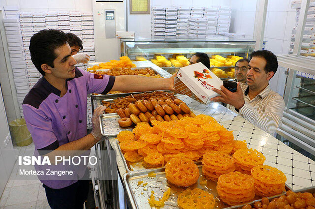 افزایش ۱۰۰ درصدی قیمت زولبیا و بامیه در اصفهان/ کمبود روغن چالش اصلی قنادان