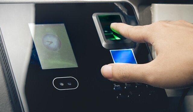 دستگاه کنترل تردد اثر انگشتی