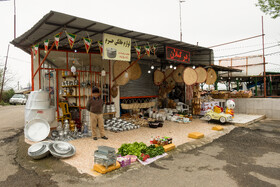 مغازه‌ای که محصولات سنتی میفروشد در جوار بقعه سید جواد