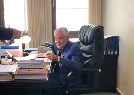 احمد سمیعی گیلانی پس از مرگ نیز مینویسد