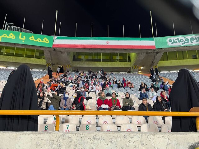 حضور تماشاگران زن ایرانی و روس در آزادی