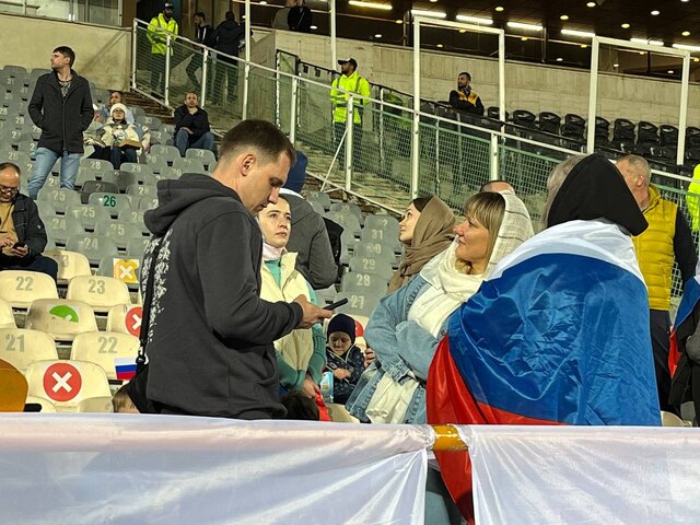 حضور تماشاگران زن ایرانی و روس در آزادی