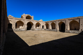 کاروانسرای چهل پایه در جنوبی ترین منطقه شهرستان طبس، در نزدیکی روستای نایبند، بخش دیهوک 