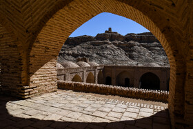 کاروانسرای چهل پایه در جنوبی ترین منطقه شهرستان طبس، در نزدیکی روستای نایبند، بخش دیهوک 