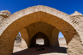 کاروانسرای چهل پایه در جنوبی ترین منطقه شهرستان طبس، در نزدیکی روستای نایبند، بخش دیهوک 