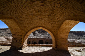 کاروانسرای چهل پایه در جنوبی ترین منطقه شهرستان طبس، در نزدیکی روستای نایبند، بخش دیهوک 