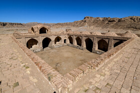 کاروانسرای چهل پایه در جنوبی ترین منطقه شهرستان طبس، در نزدیکی روستای نایبند، بخش دیهوک 