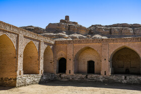 کاروانسرای چهل پایه در جنوبی ترین منطقه شهرستان طبس، در نزدیکی روستای نایبند، بخش دیهوک 