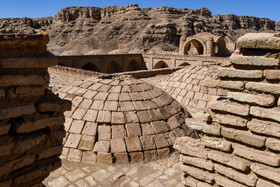 کاروانسرای چهل پایه در جنوبی ترین منطقه شهرستان طبس، در نزدیکی روستای نایبند، بخش دیهوک 