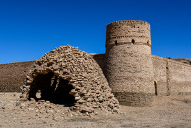 کاروانسرای چهل پایه در جنوبی ترین منطقه شهرستان طبس، در نزدیکی روستای نایبند، بخش دیهوک 