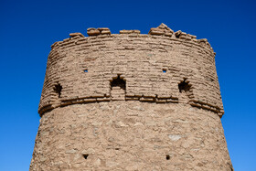 کاروانسرای چهل پایه در جنوبی ترین منطقه شهرستان طبس، در نزدیکی روستای نایبند، بخش دیهوک 