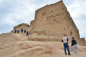 میزبانی از مسافران نوروزی در منارجنبان و کوه آتشگاه